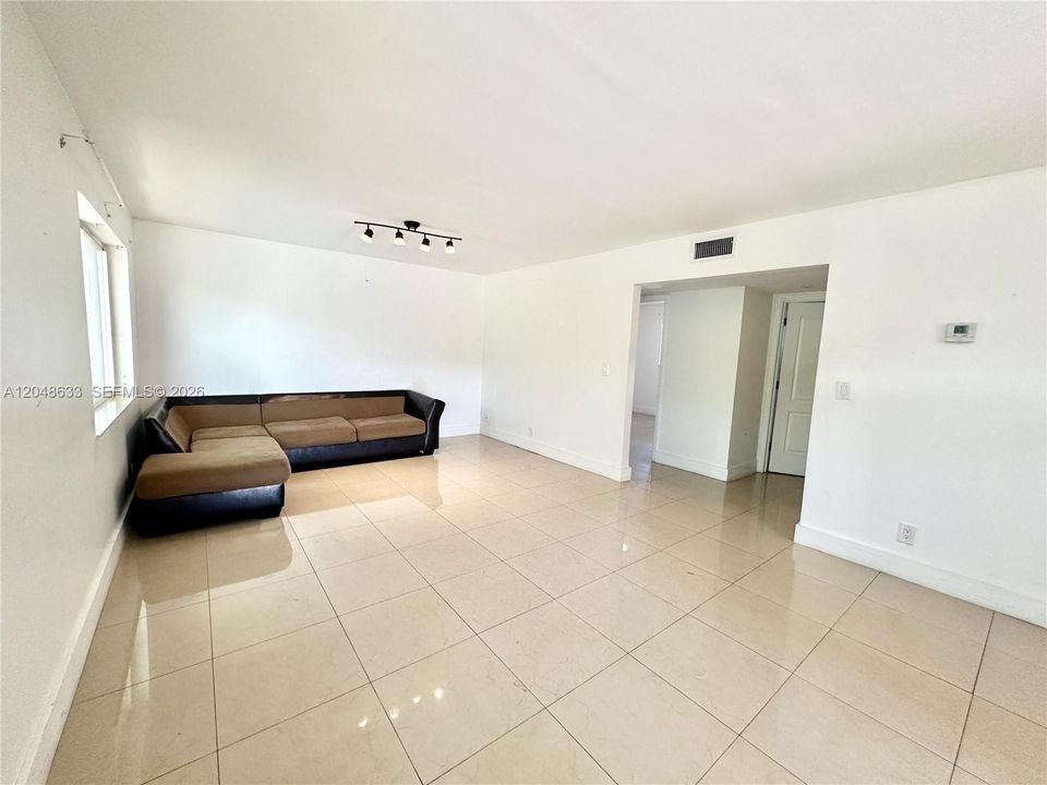 For Rent: $2,500 (3 beds, 2 baths, 1196 Square Feet)