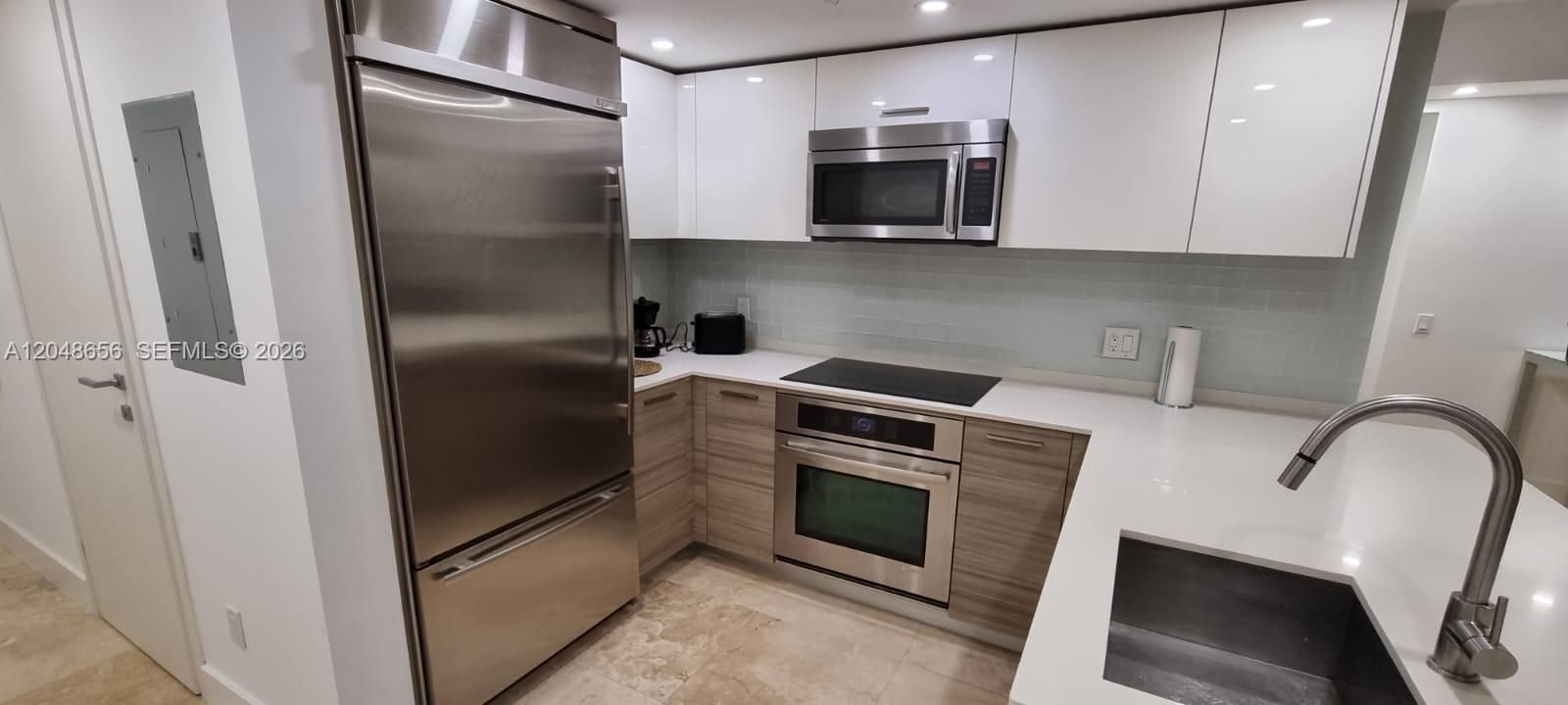 For Rent: $4,000 (1 beds, 1 baths, 653 Square Feet)