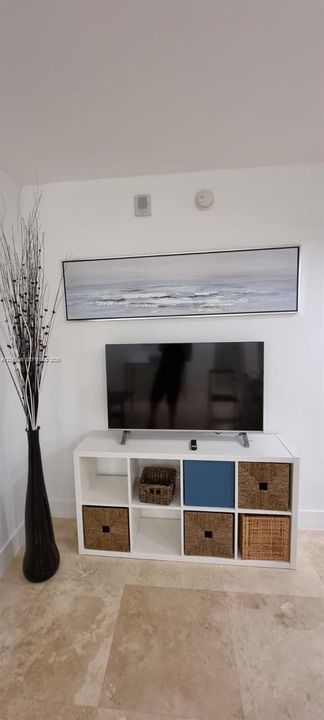 For Rent: $4,000 (1 beds, 1 baths, 653 Square Feet)