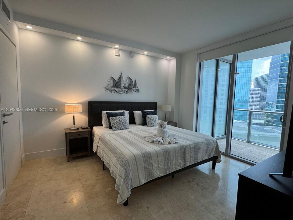 For Rent: $4,000 (1 beds, 1 baths, 653 Square Feet)