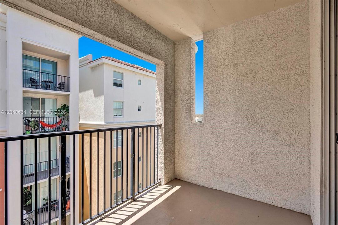 For Sale: $499,000 (2 beds, 2 baths, 1024 Square Feet)