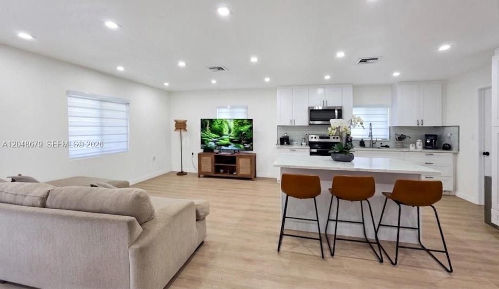 For Sale: $410,000 (2 beds, 2 baths, 1225 Square Feet)