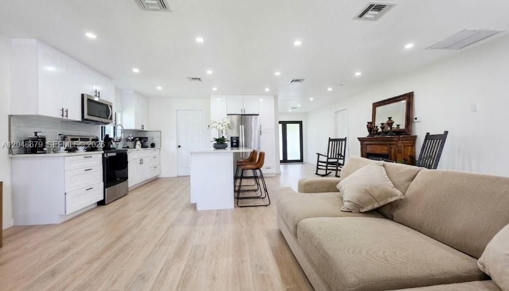 For Sale: $410,000 (2 beds, 2 baths, 1225 Square Feet)
