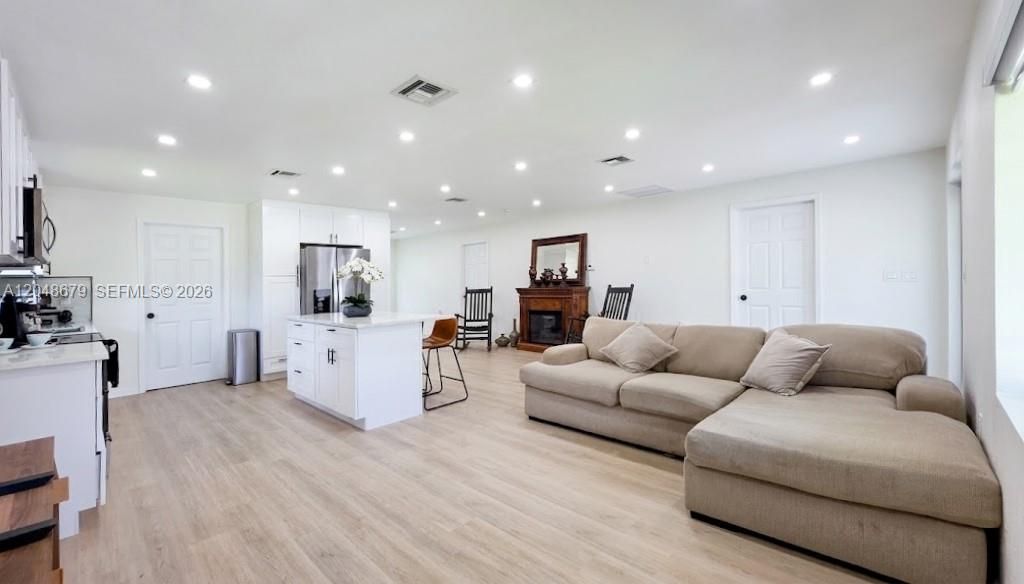 For Sale: $410,000 (2 beds, 2 baths, 1225 Square Feet)