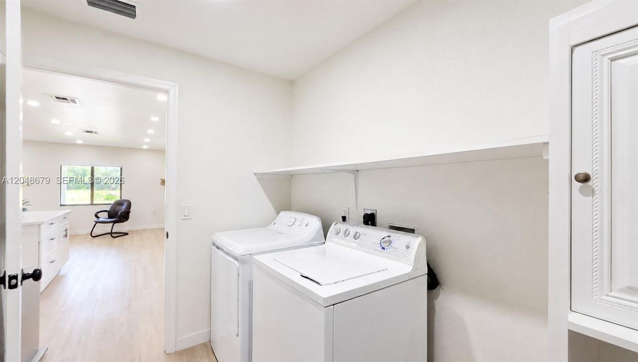 For Sale: $410,000 (2 beds, 2 baths, 1225 Square Feet)