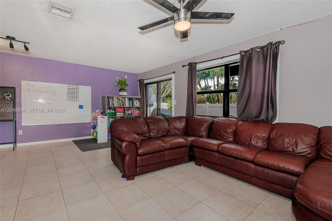 For Sale: $425,000 (3 beds, 2 baths, 1268 Square Feet)
