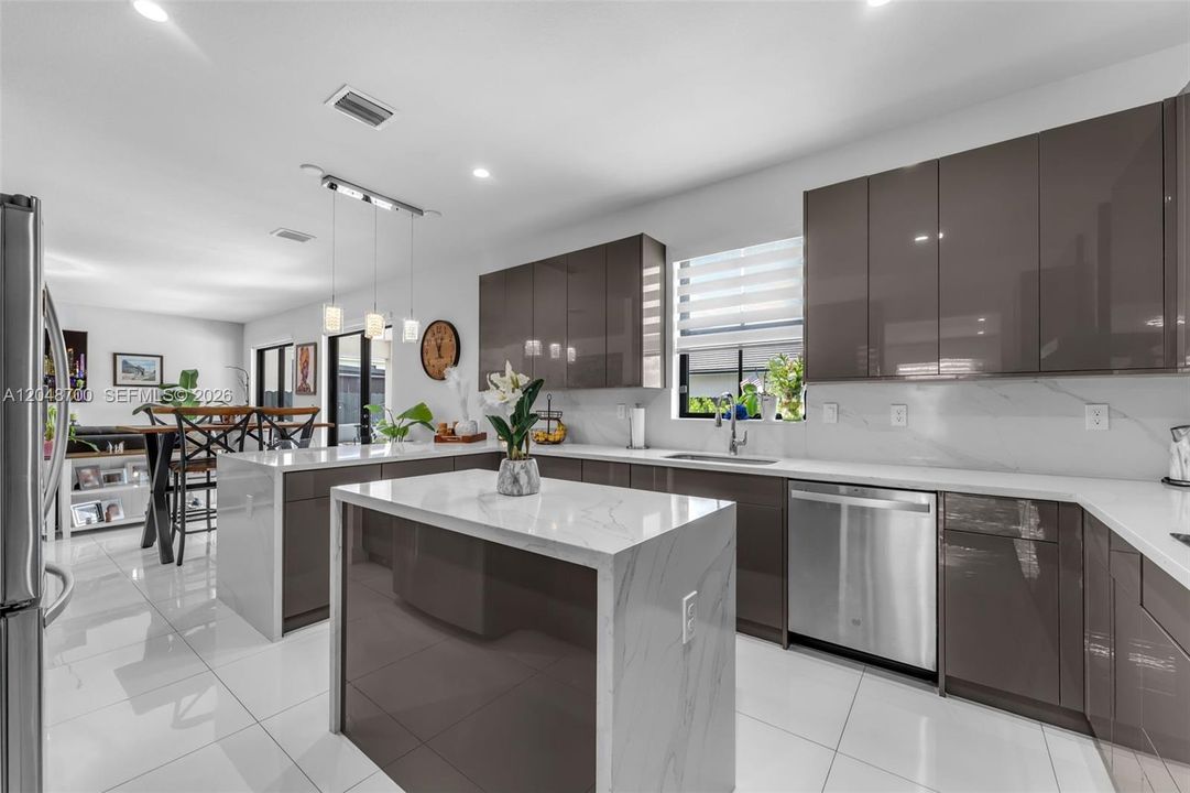 For Sale: $1,385,000 (4 beds, 4 baths, 3073 Square Feet)