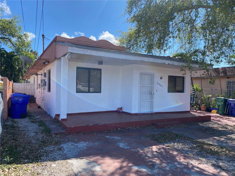 For Rent: $1,300 (1 beds, 1 baths, 2602 Square Feet)
