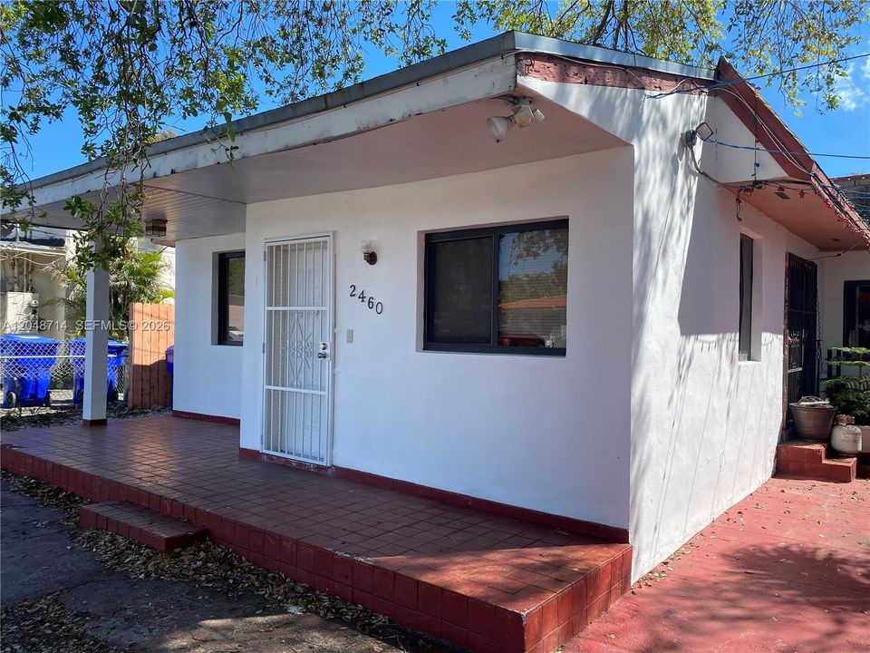 For Rent: $1,300 (1 beds, 1 baths, 2602 Square Feet)