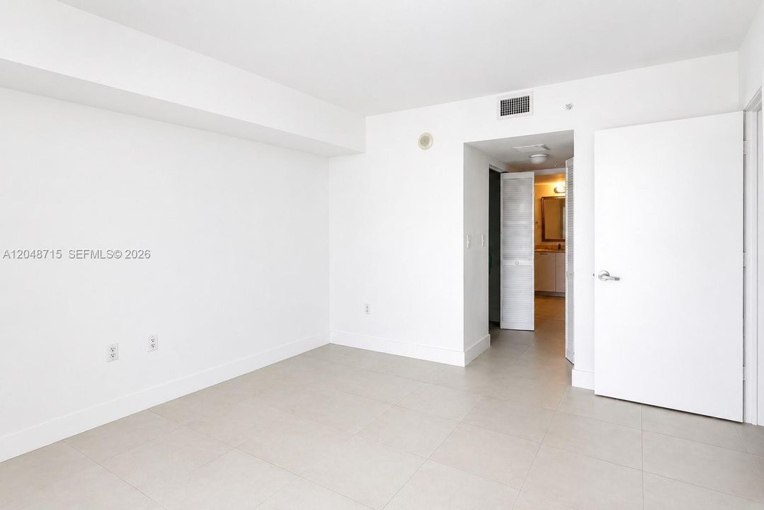 For Sale: $393,900 (1 beds, 1 baths, 841 Square Feet)