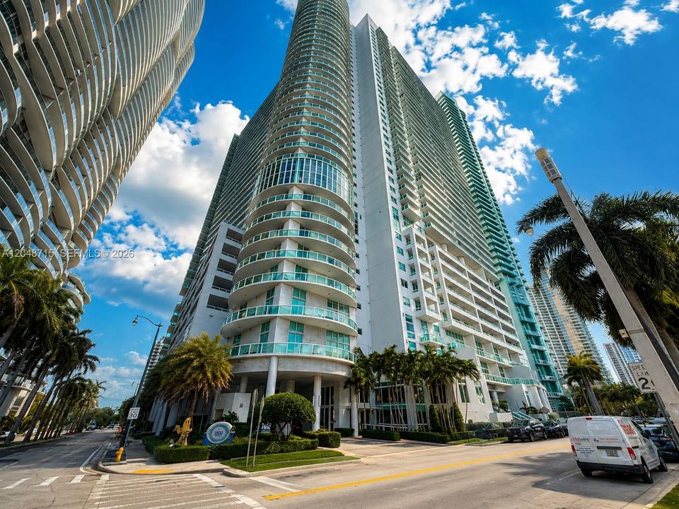 For Sale: $393,900 (1 beds, 1 baths, 841 Square Feet)