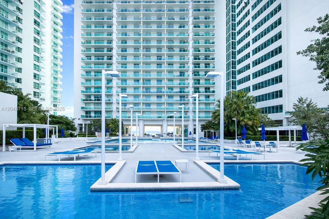For Sale: $393,900 (1 beds, 1 baths, 841 Square Feet)