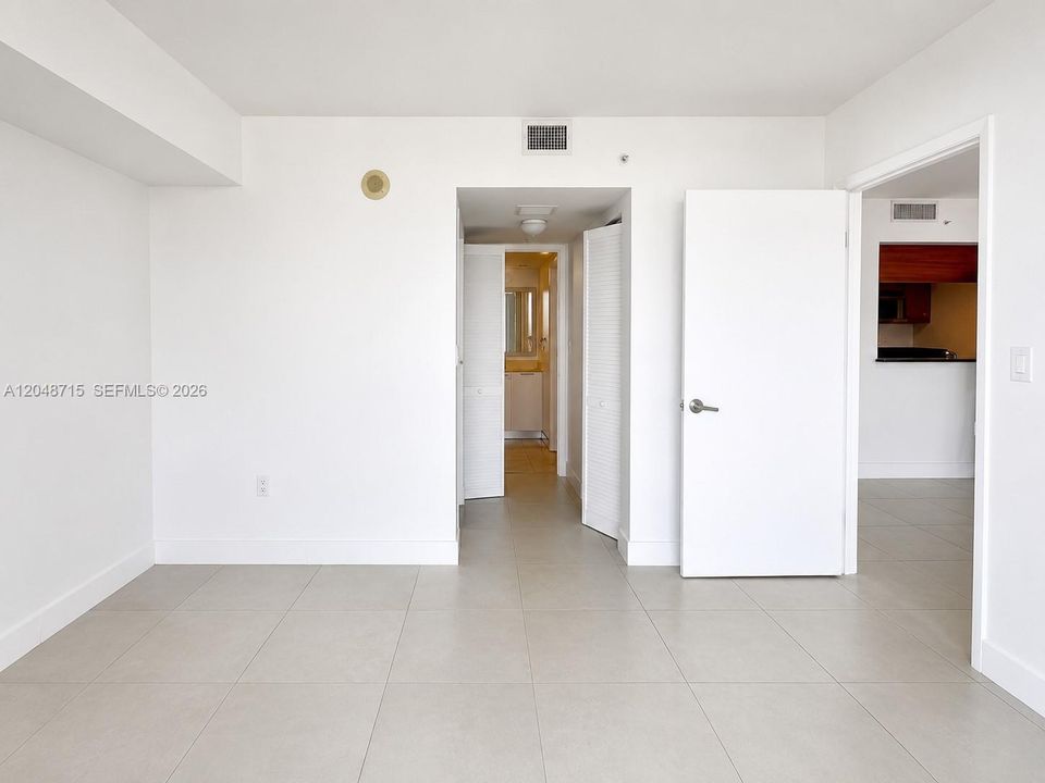 For Sale: $393,900 (1 beds, 1 baths, 841 Square Feet)
