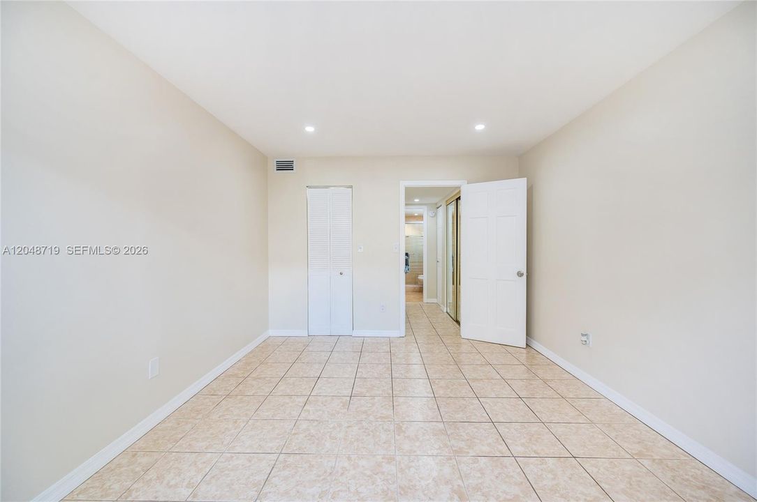 For Rent: $1,900 (1 beds, 1 baths, 715 Square Feet)