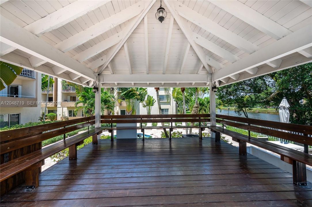 For Rent: $1,900 (1 beds, 1 baths, 715 Square Feet)