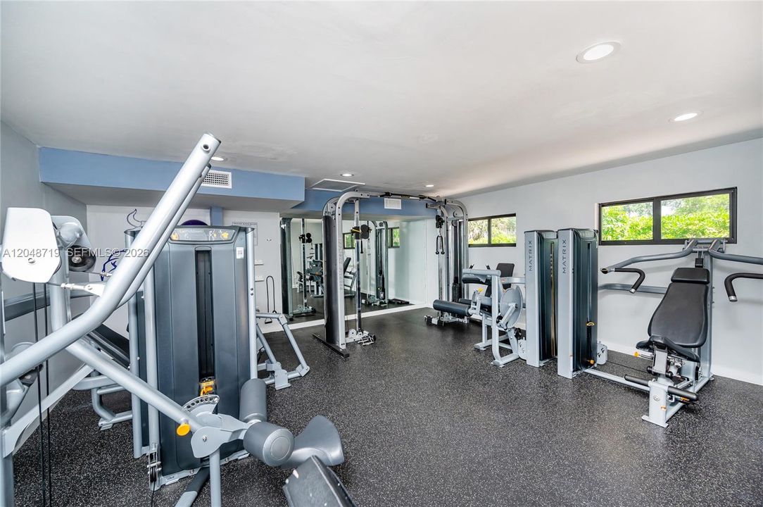 For Rent: $1,900 (1 beds, 1 baths, 715 Square Feet)