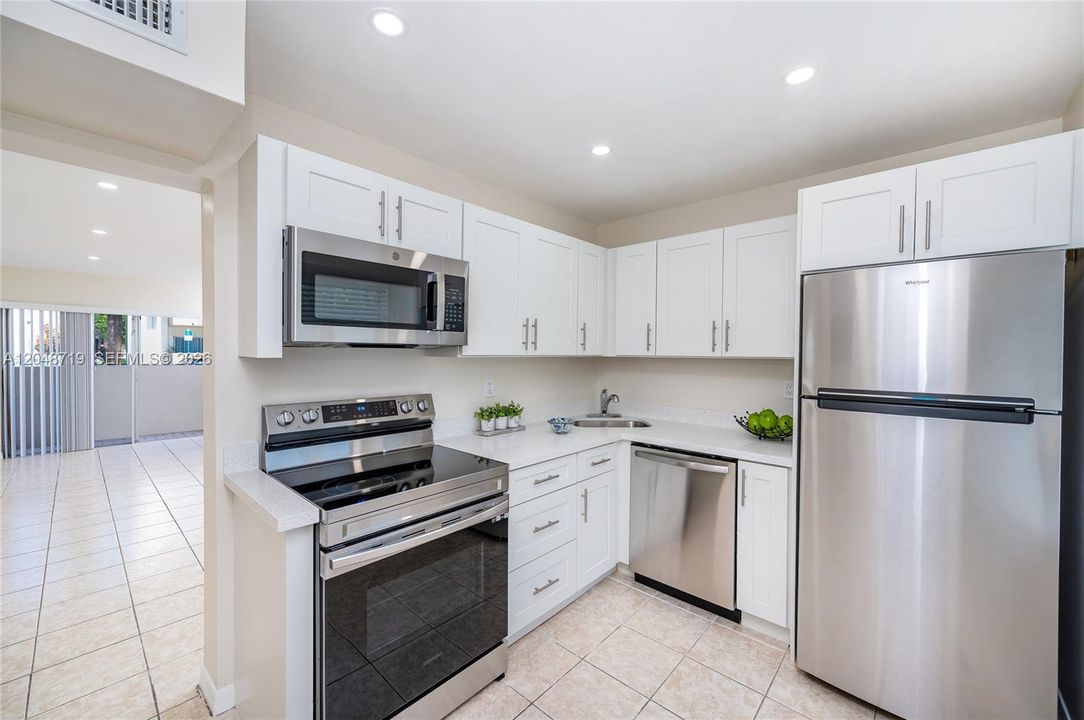 For Rent: $1,900 (1 beds, 1 baths, 715 Square Feet)