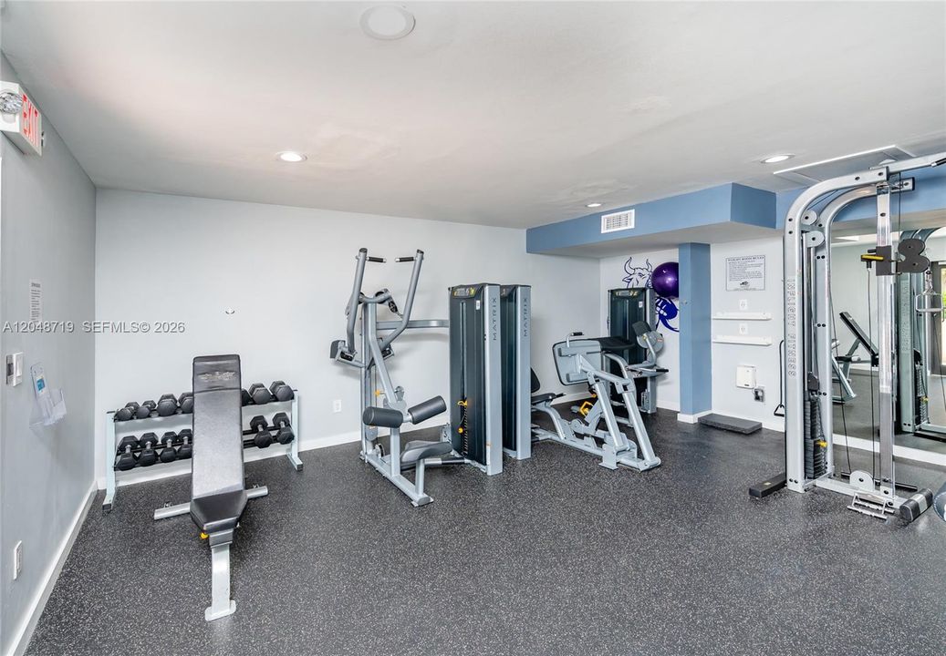For Rent: $1,900 (1 beds, 1 baths, 715 Square Feet)