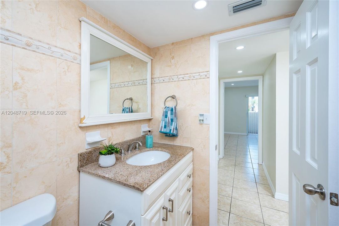 For Rent: $1,900 (1 beds, 1 baths, 715 Square Feet)