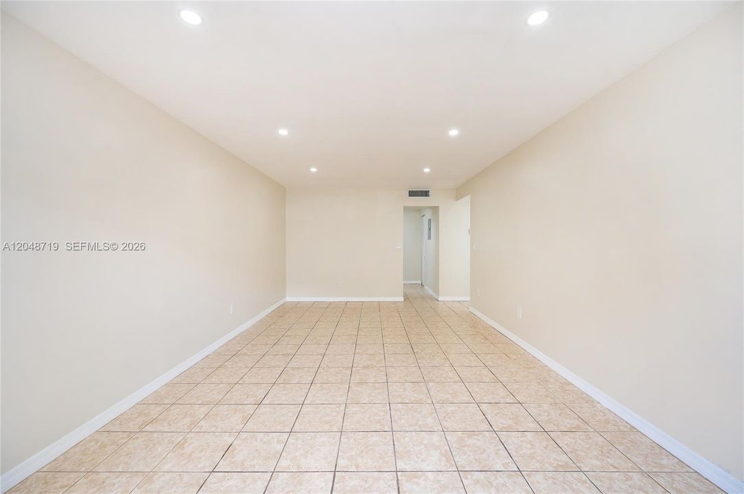 For Rent: $1,900 (1 beds, 1 baths, 715 Square Feet)