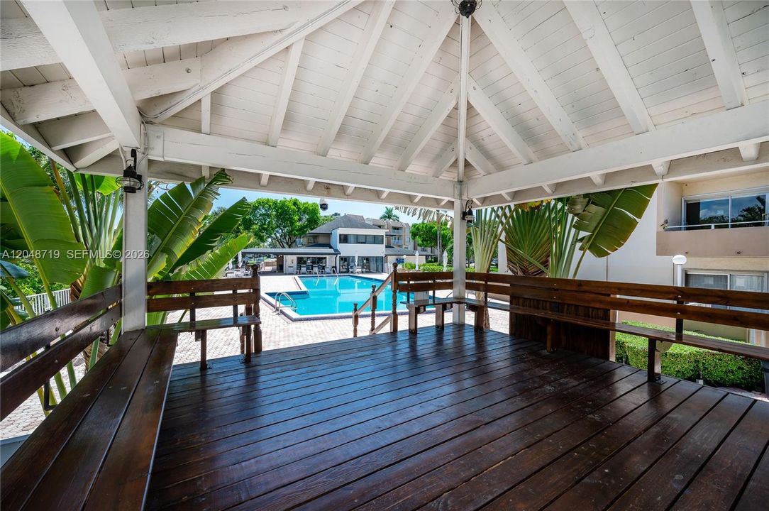 For Rent: $1,900 (1 beds, 1 baths, 715 Square Feet)