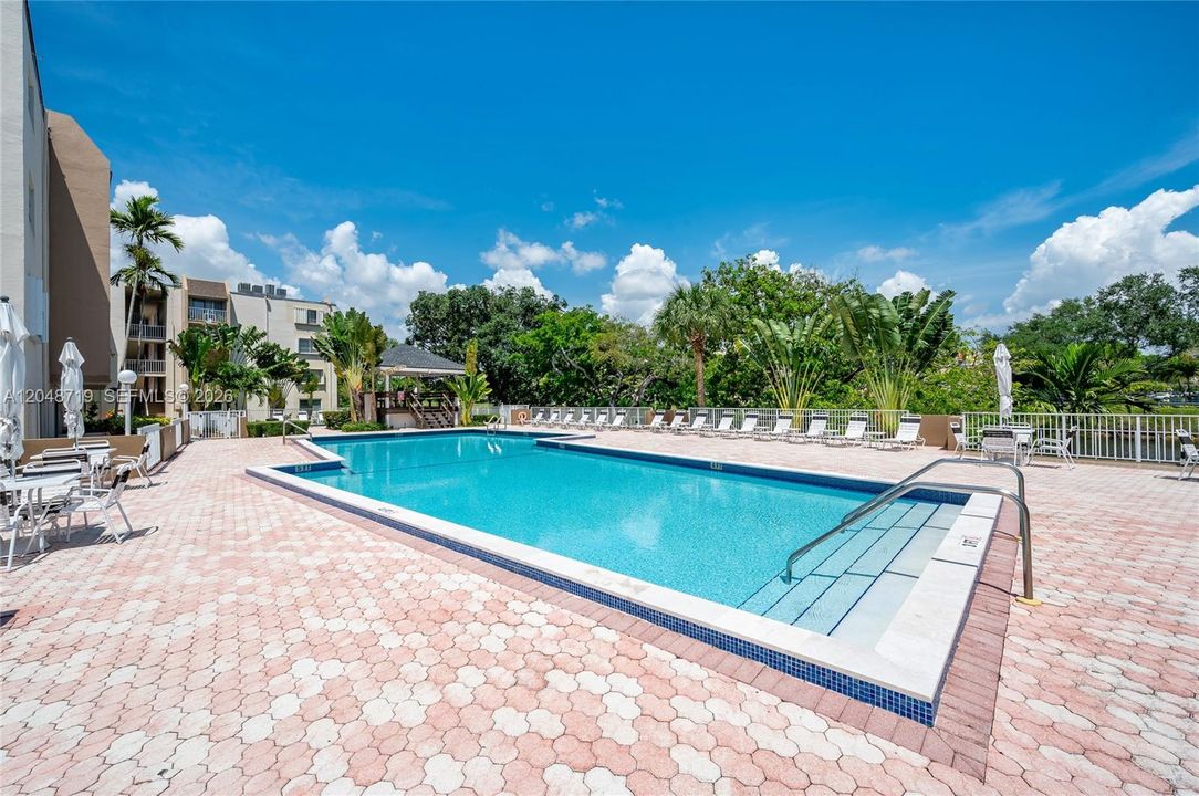For Rent: $1,900 (1 beds, 1 baths, 715 Square Feet)