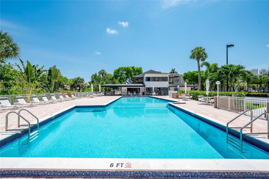 For Rent: $1,900 (1 beds, 1 baths, 715 Square Feet)
