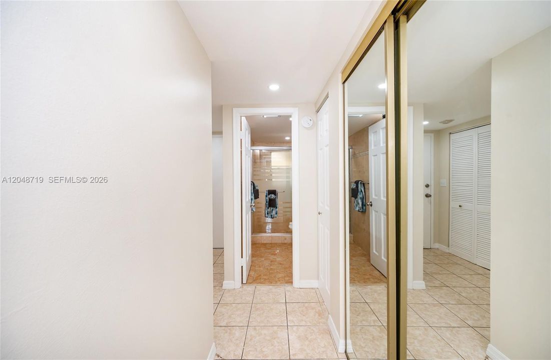 For Rent: $1,900 (1 beds, 1 baths, 715 Square Feet)