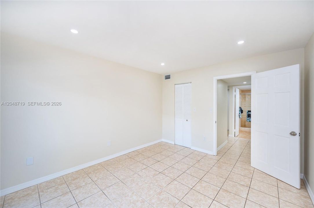 For Rent: $1,900 (1 beds, 1 baths, 715 Square Feet)