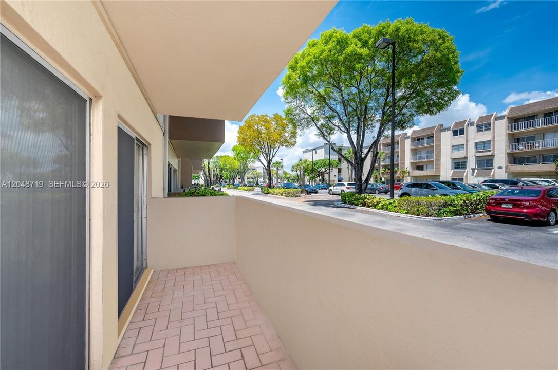 For Rent: $1,900 (1 beds, 1 baths, 715 Square Feet)