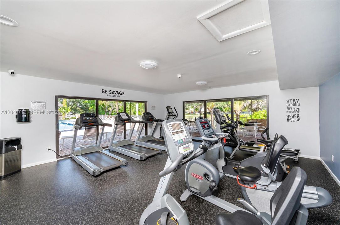 For Rent: $1,900 (1 beds, 1 baths, 715 Square Feet)