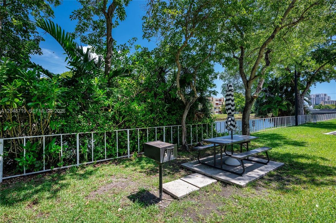 For Rent: $1,900 (1 beds, 1 baths, 715 Square Feet)