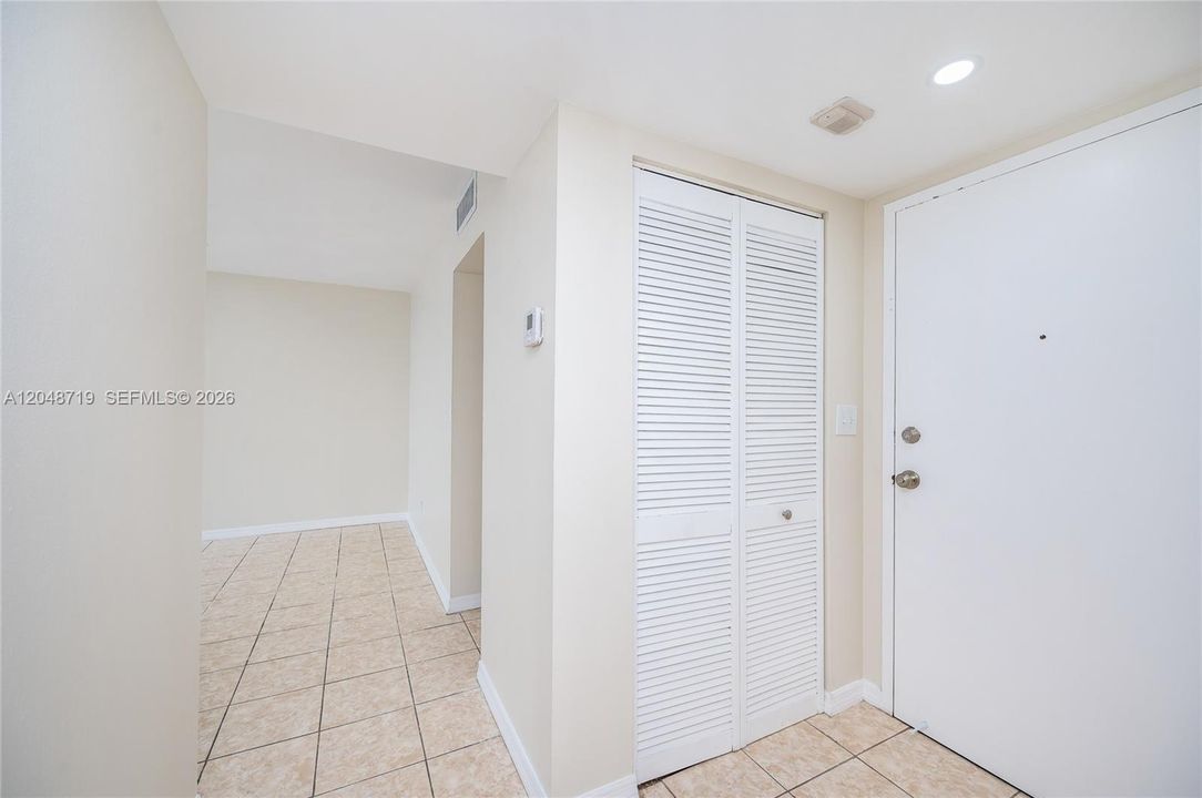 For Rent: $1,900 (1 beds, 1 baths, 715 Square Feet)