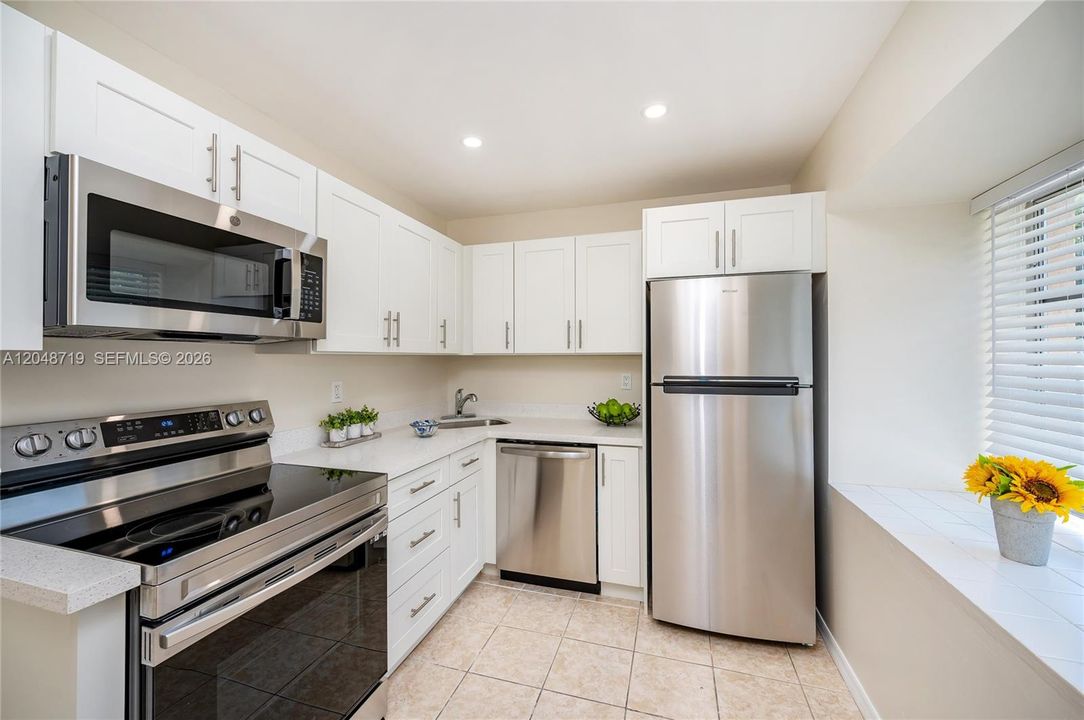 For Rent: $1,900 (1 beds, 1 baths, 715 Square Feet)