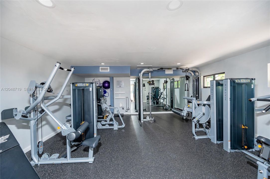 For Rent: $1,900 (1 beds, 1 baths, 715 Square Feet)