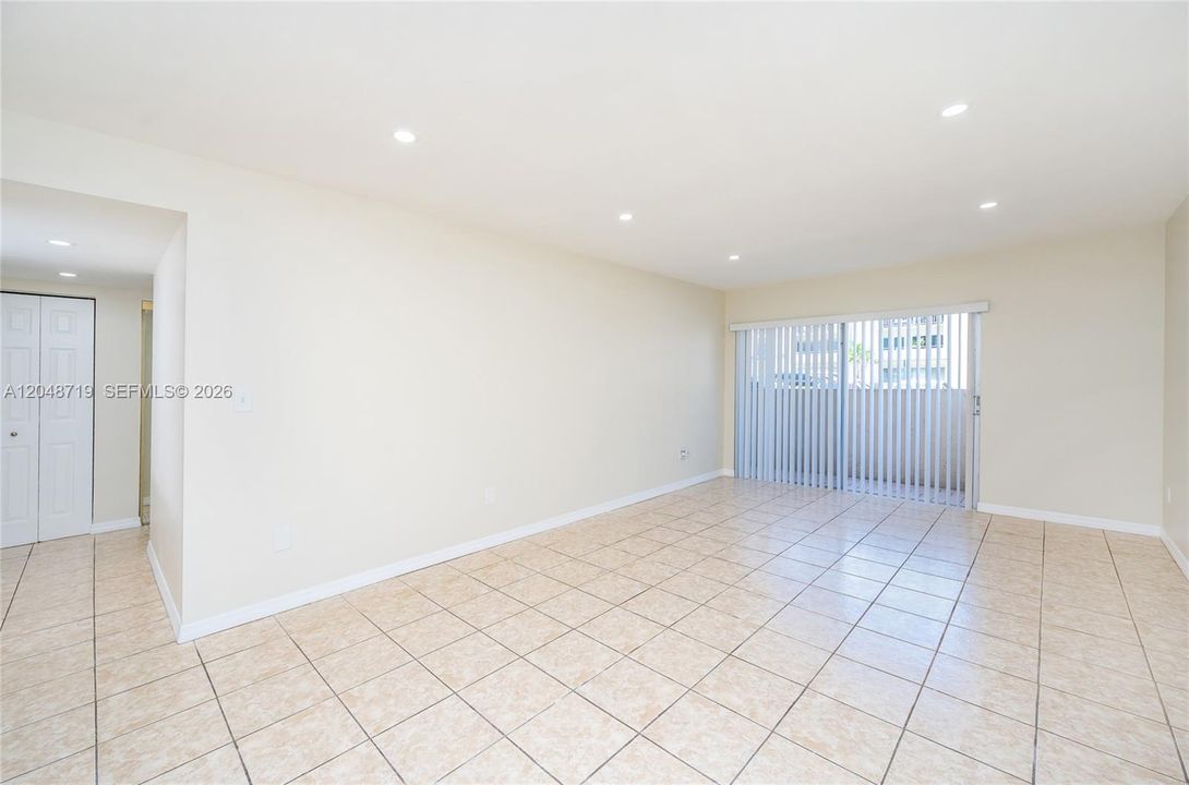 For Rent: $1,900 (1 beds, 1 baths, 715 Square Feet)