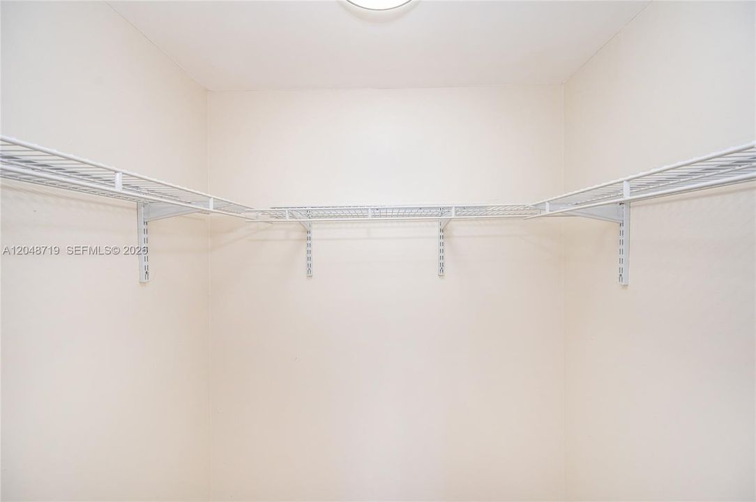 For Rent: $1,900 (1 beds, 1 baths, 715 Square Feet)