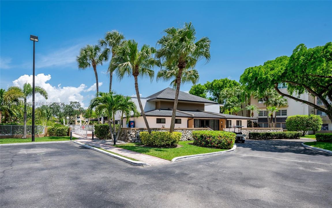 For Rent: $1,900 (1 beds, 1 baths, 715 Square Feet)