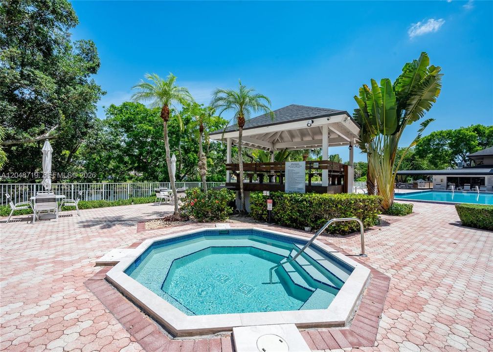 For Rent: $1,900 (1 beds, 1 baths, 715 Square Feet)