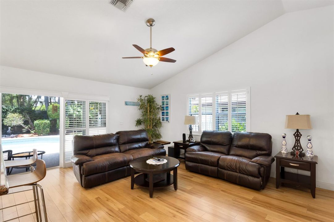 06 LIVING_ROOM_ANGLE
