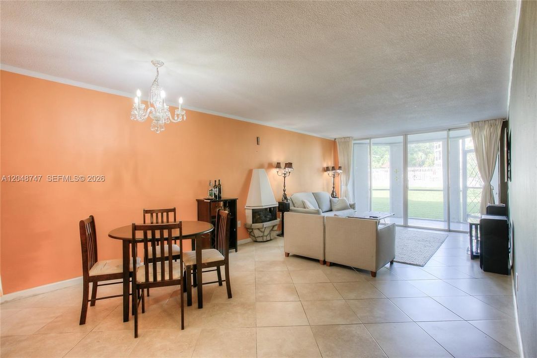 For Sale: $135,000 (1 beds, 1 baths, 898 Square Feet)