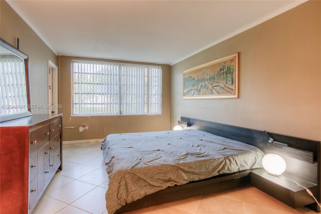 For Sale: $135,000 (1 beds, 1 baths, 898 Square Feet)