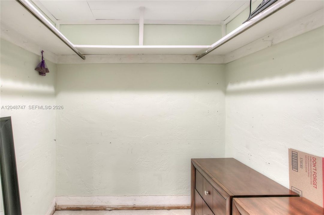 For Sale: $135,000 (1 beds, 1 baths, 898 Square Feet)