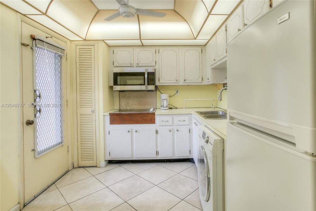 For Sale: $135,000 (1 beds, 1 baths, 898 Square Feet)