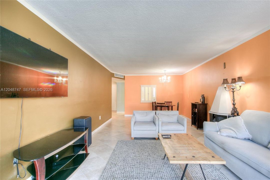 For Sale: $135,000 (1 beds, 1 baths, 898 Square Feet)
