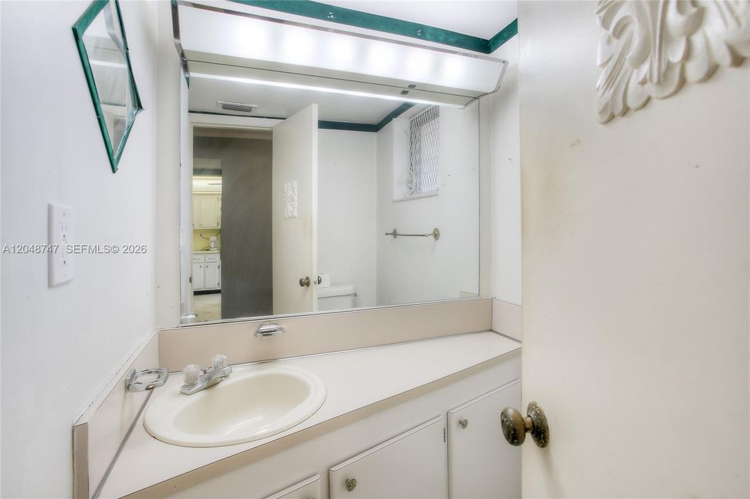 For Sale: $135,000 (1 beds, 1 baths, 898 Square Feet)