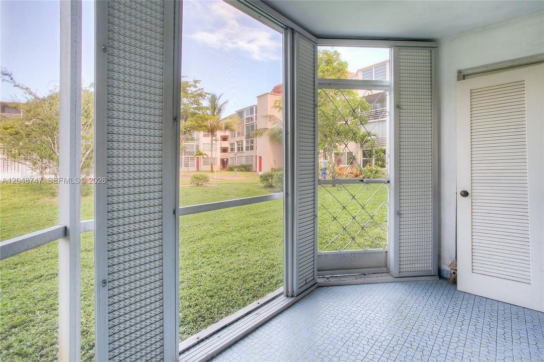 For Sale: $135,000 (1 beds, 1 baths, 898 Square Feet)