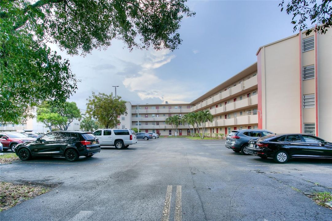 For Sale: $135,000 (1 beds, 1 baths, 898 Square Feet)