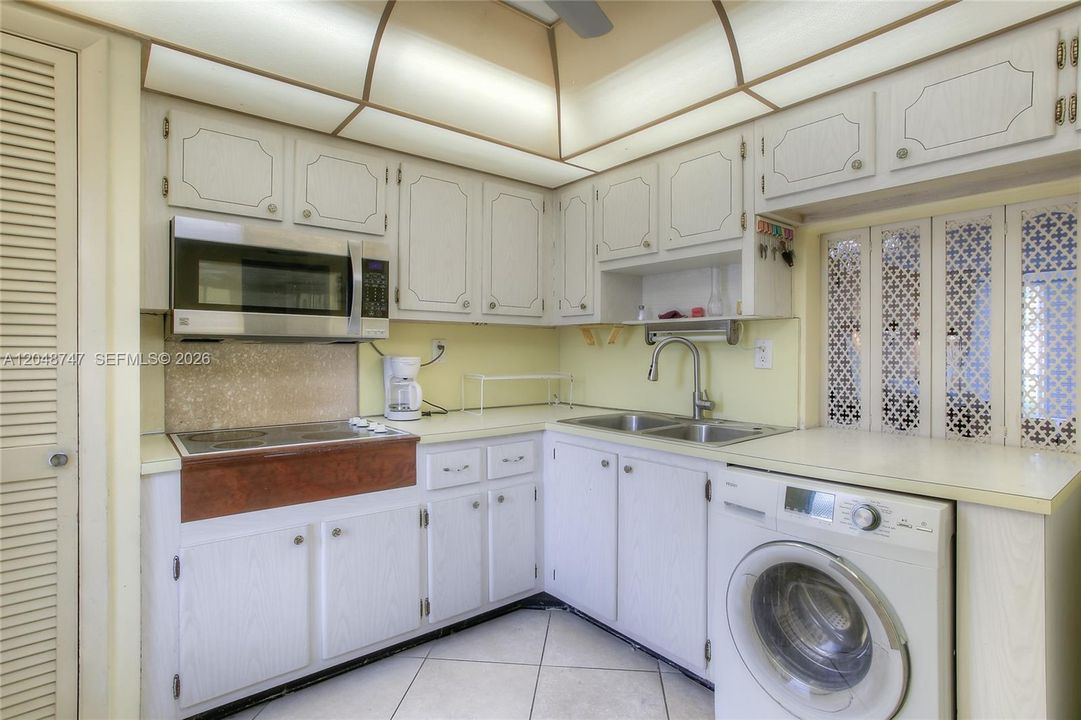 For Sale: $135,000 (1 beds, 1 baths, 898 Square Feet)