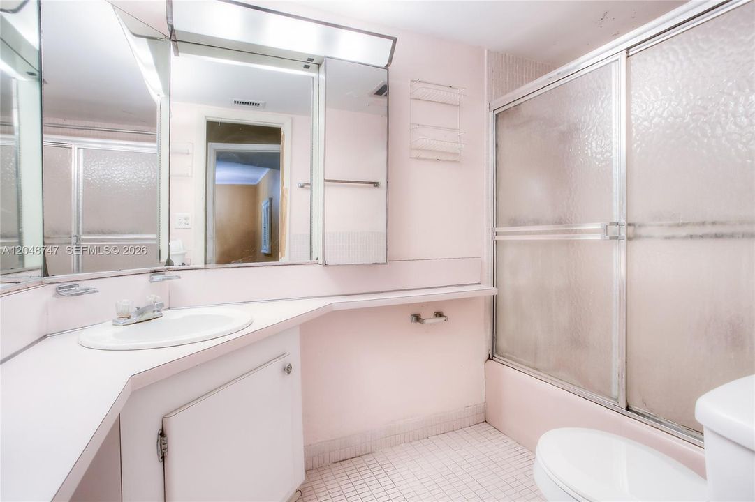 For Sale: $135,000 (1 beds, 1 baths, 898 Square Feet)